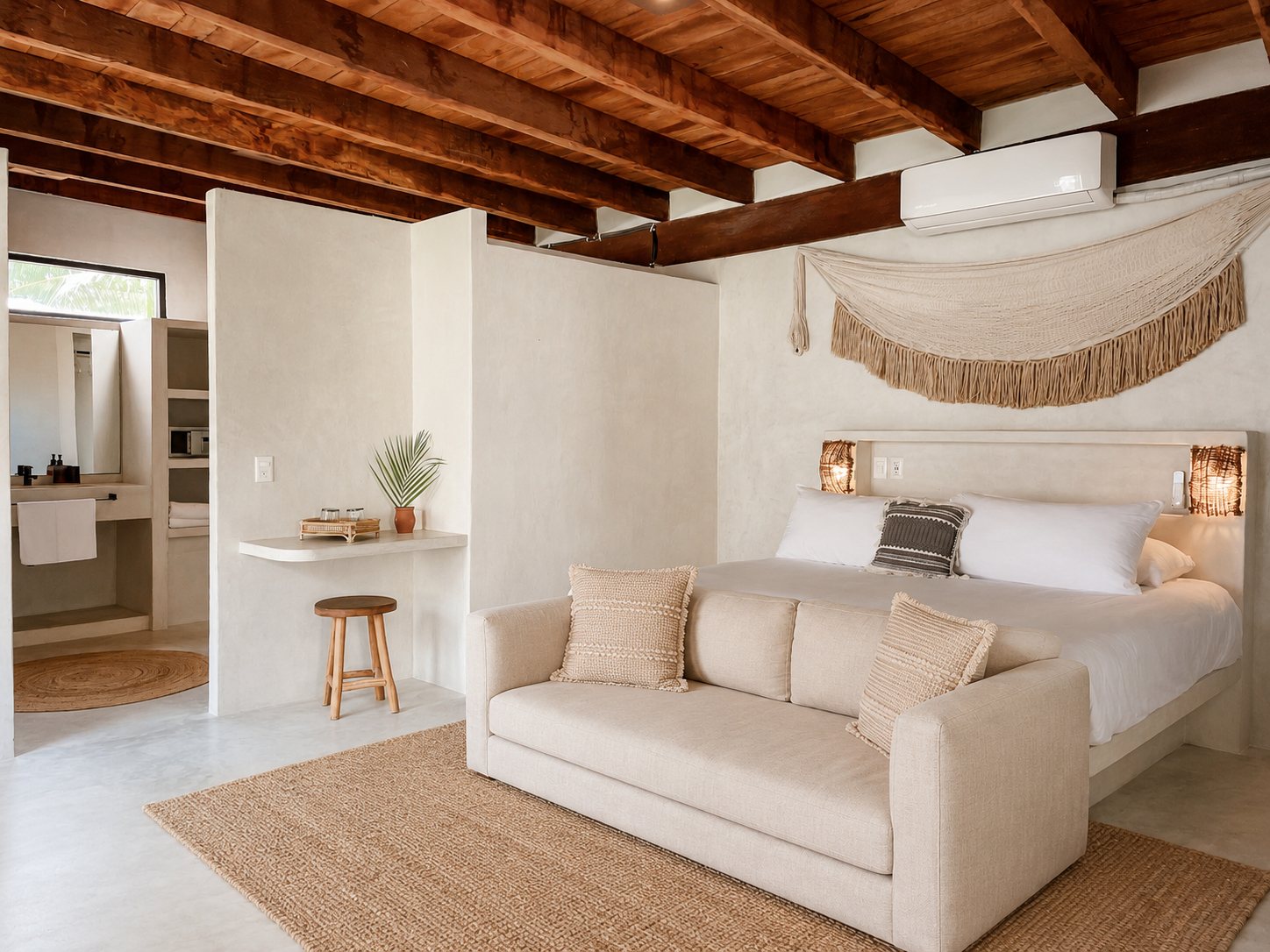 King room with sofa and canopy bed at Amansala
