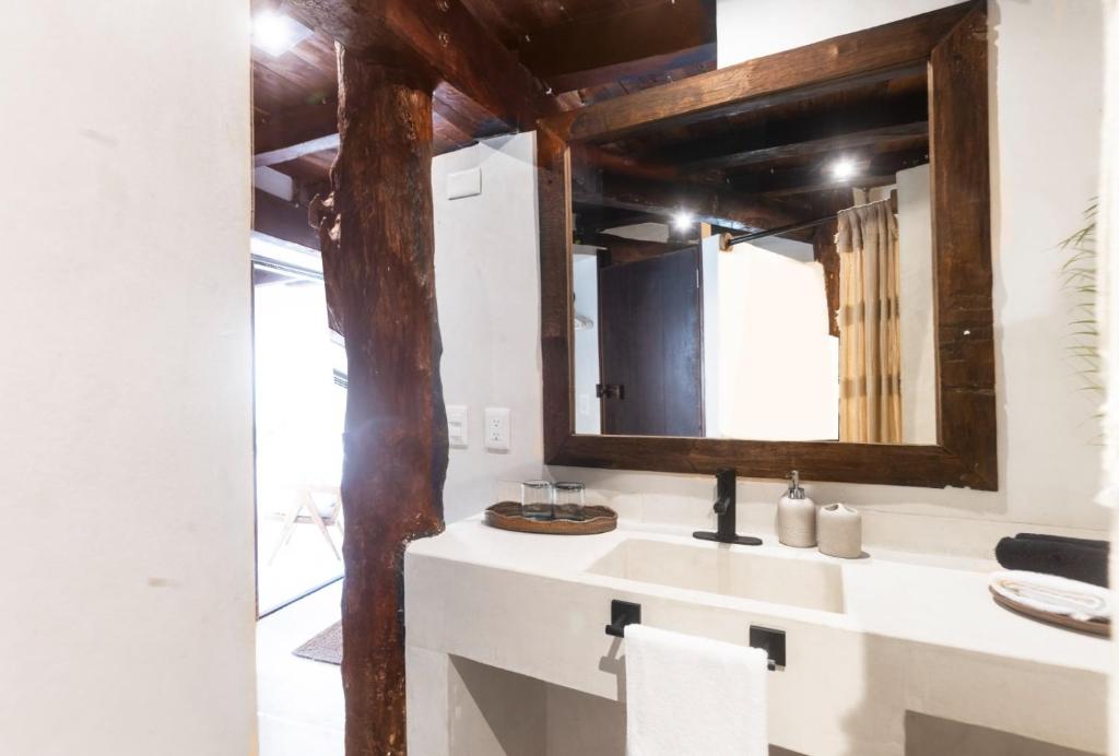 Chica room bathroom at Amansala